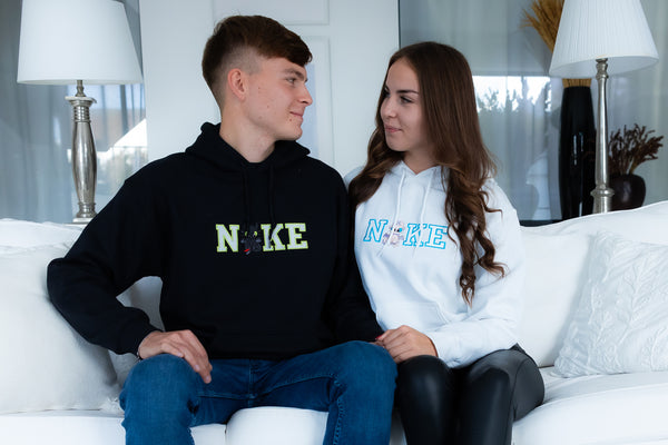 Pár fekete Sárkányfiú és fehér Sárkánylány pulóverben