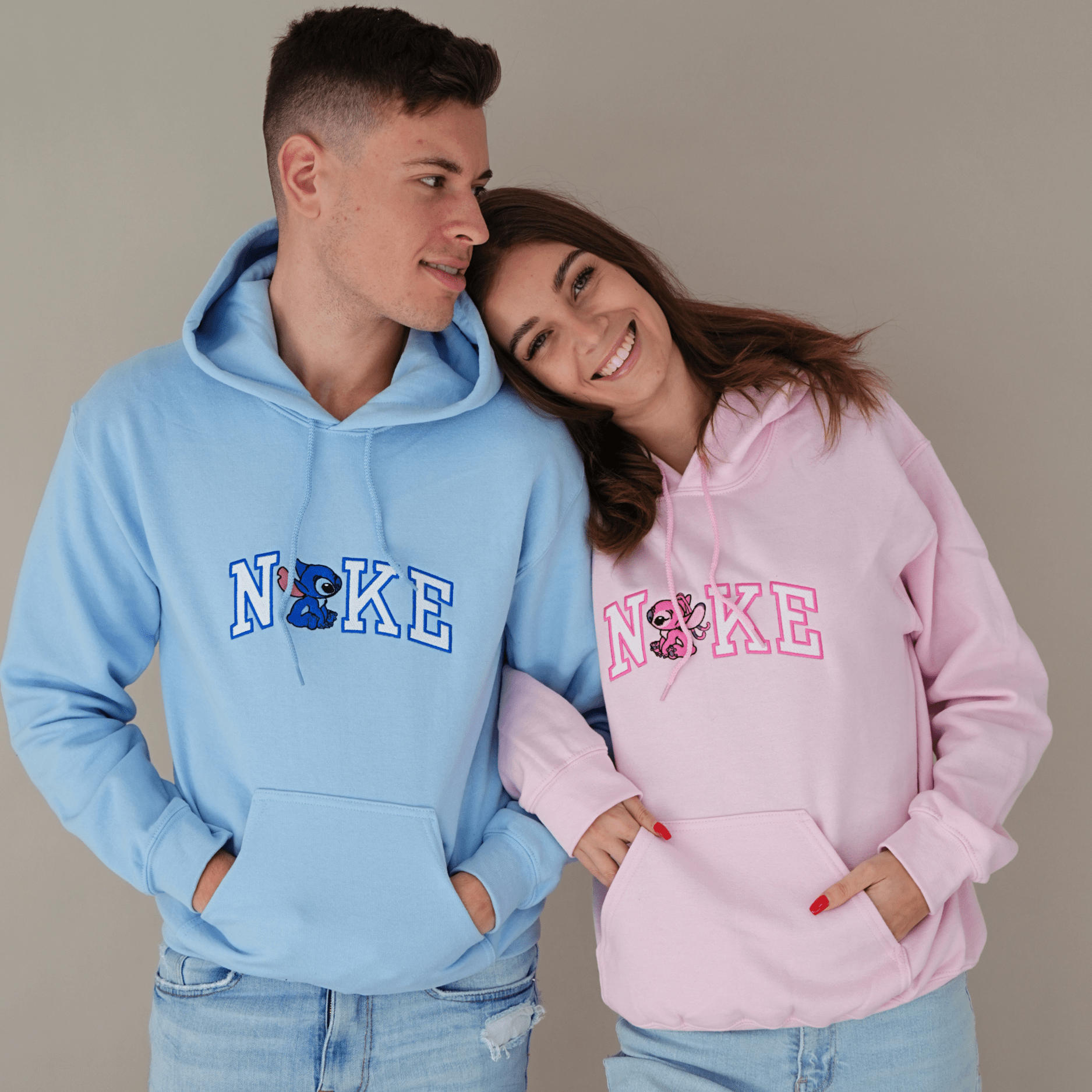 Páros hímzett pulóverek kék és rózsaszín koala űrlény mintával – tökéletes ajándék szerelmeseknek