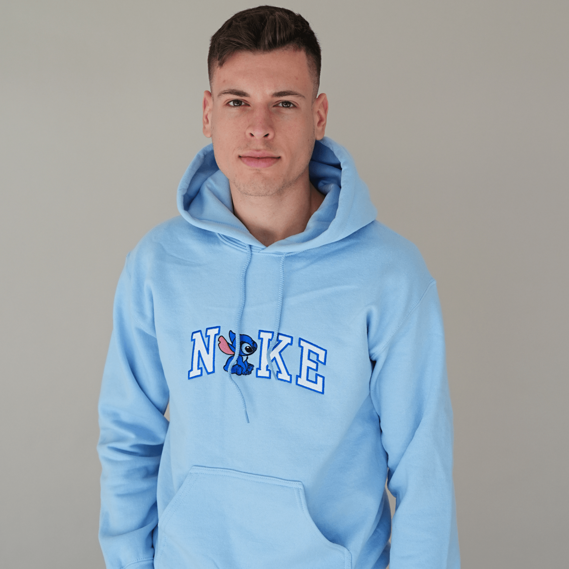 Világoskék hímzett pulóver fehér betűkkel és kék űrlény mintával – trendi páros pulcsi ajándék szerelmeseknek