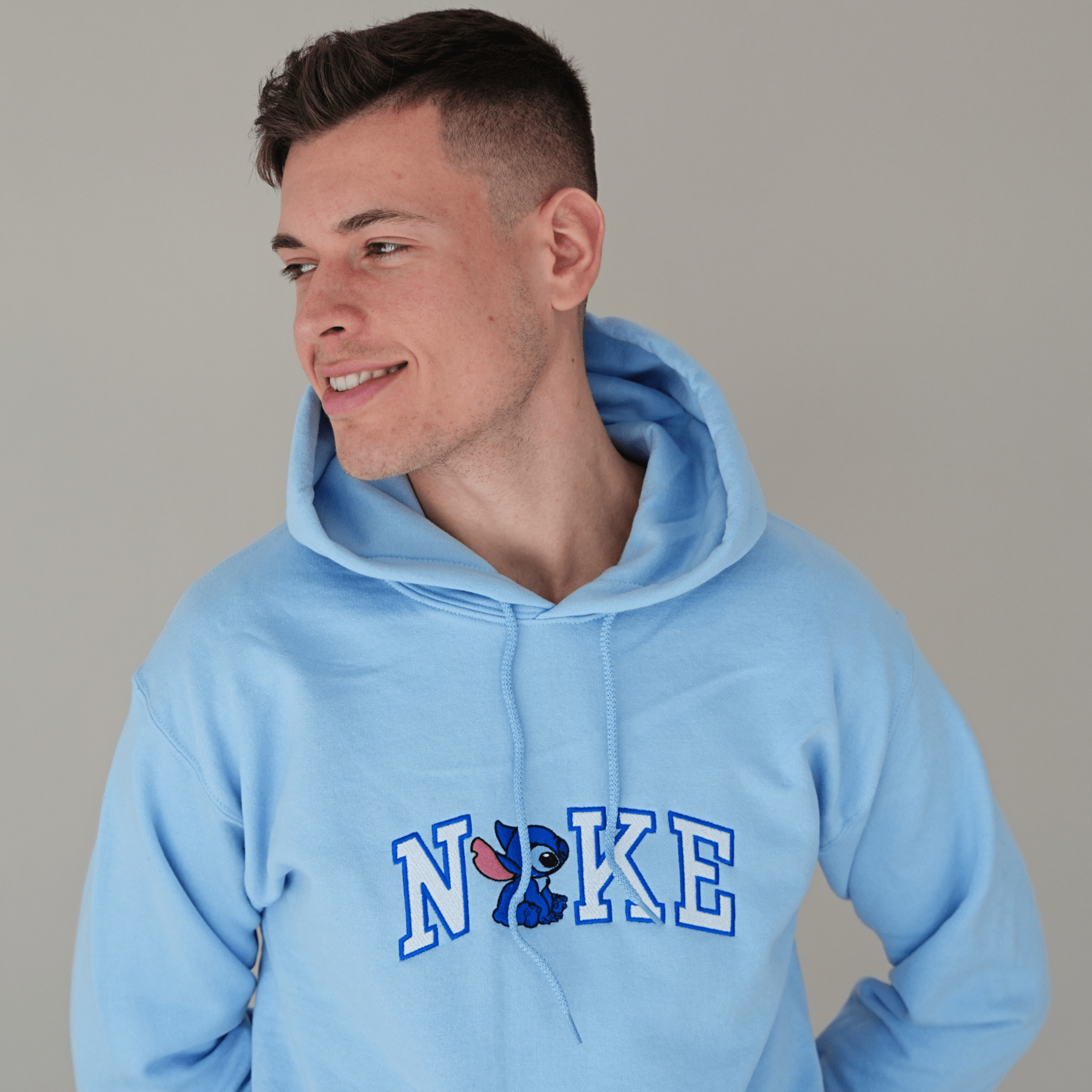 Világoskék hímzett pulóver kék betűkkel és űrlény mintával – vidám pulcsi ajándék fiúknak