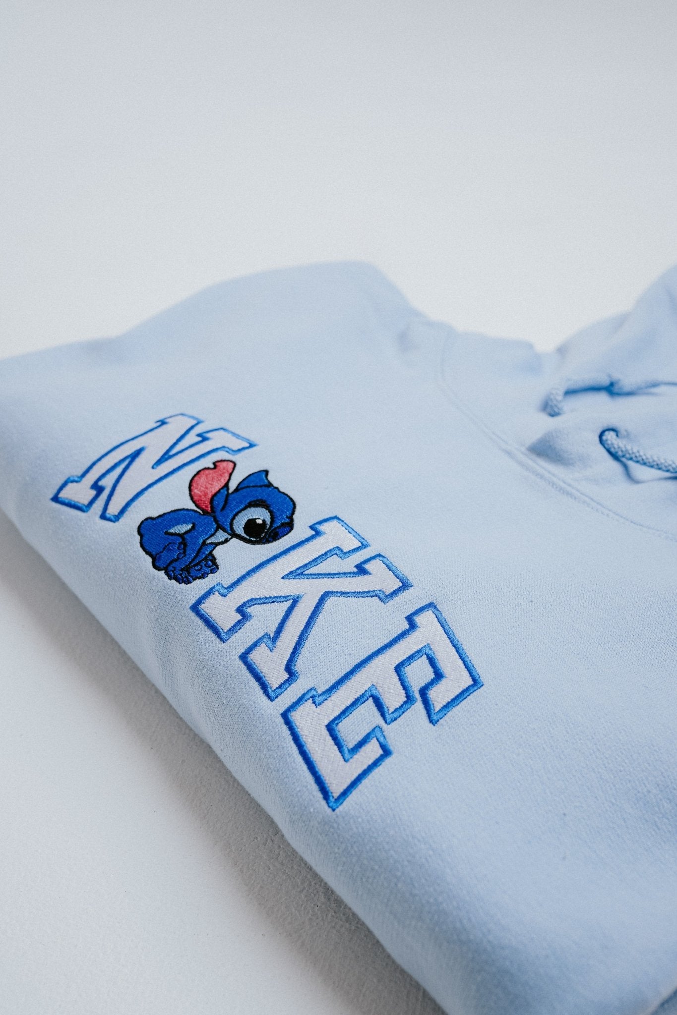Világoskék hímzett pulóver kék betűkkel és űrlény mintával – prémium páros pulcsi ajándék