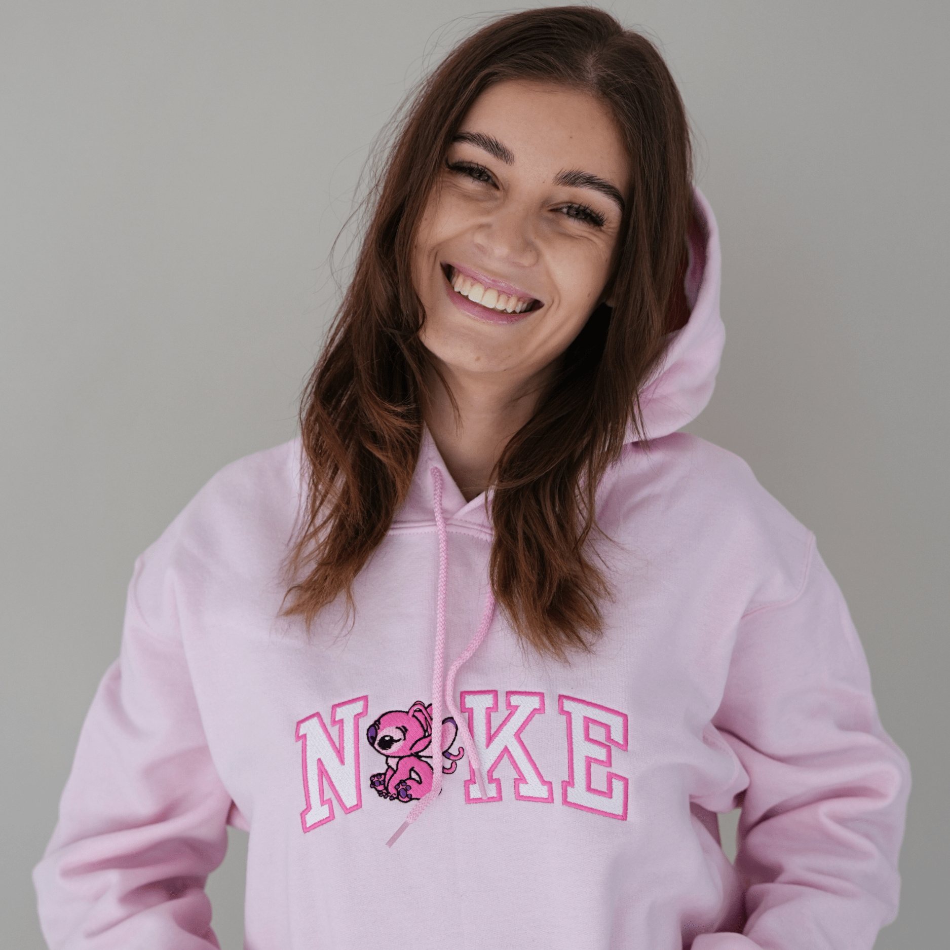 Rózsaszín hímzett pulóver pink betűkkel és koala űrlény lány mintával – kedves, egyedi páros pulcsi ajándék pároknak