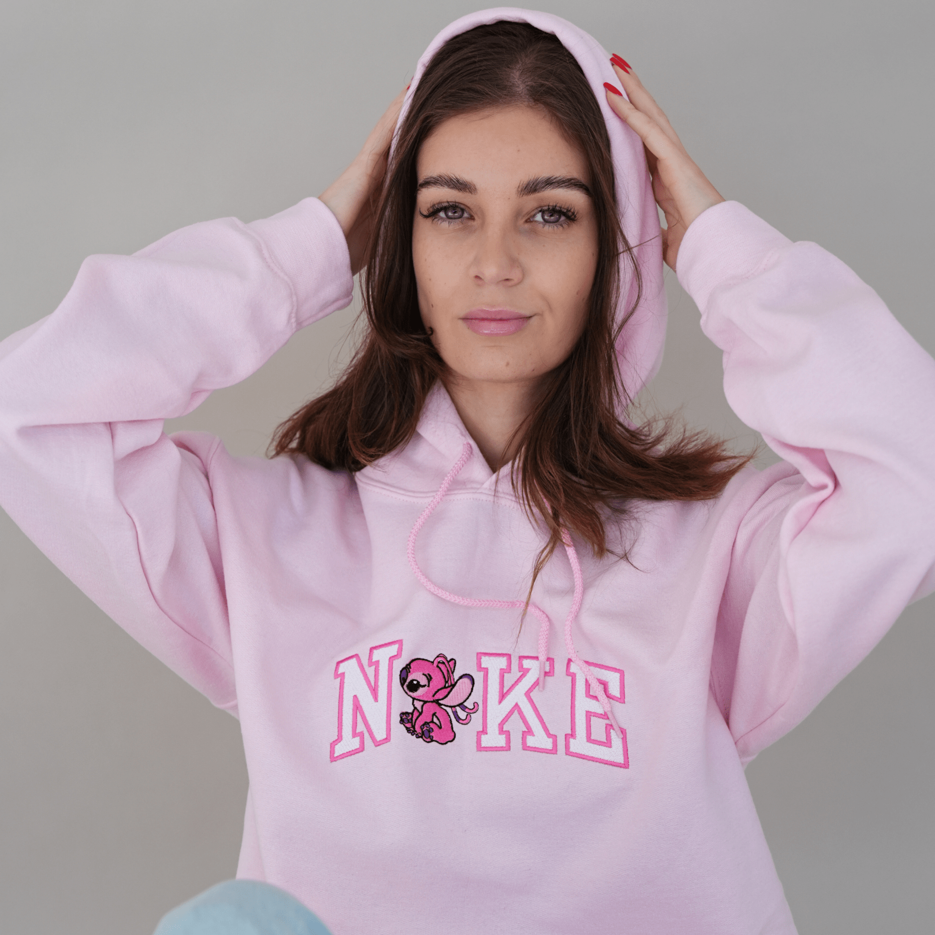 Rózsaszín hímzett pulóver pink betűkkel és koala űrlény lány mintával – aranyos, egyedi páros pulcsi ajándék szerelmeseknek