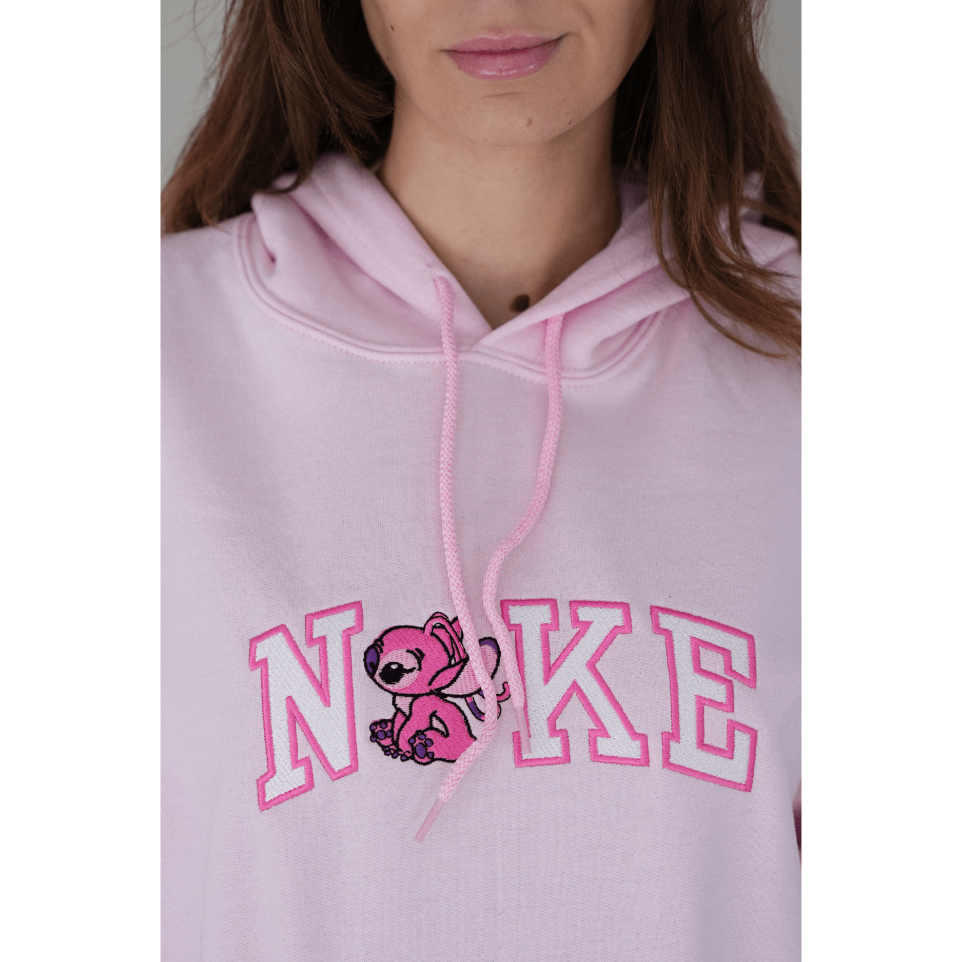 Rózsaszín hímzett pulóver fehér betűkkel és koala űrlény mintával – bájos páros pulcsi ajándék pároknak