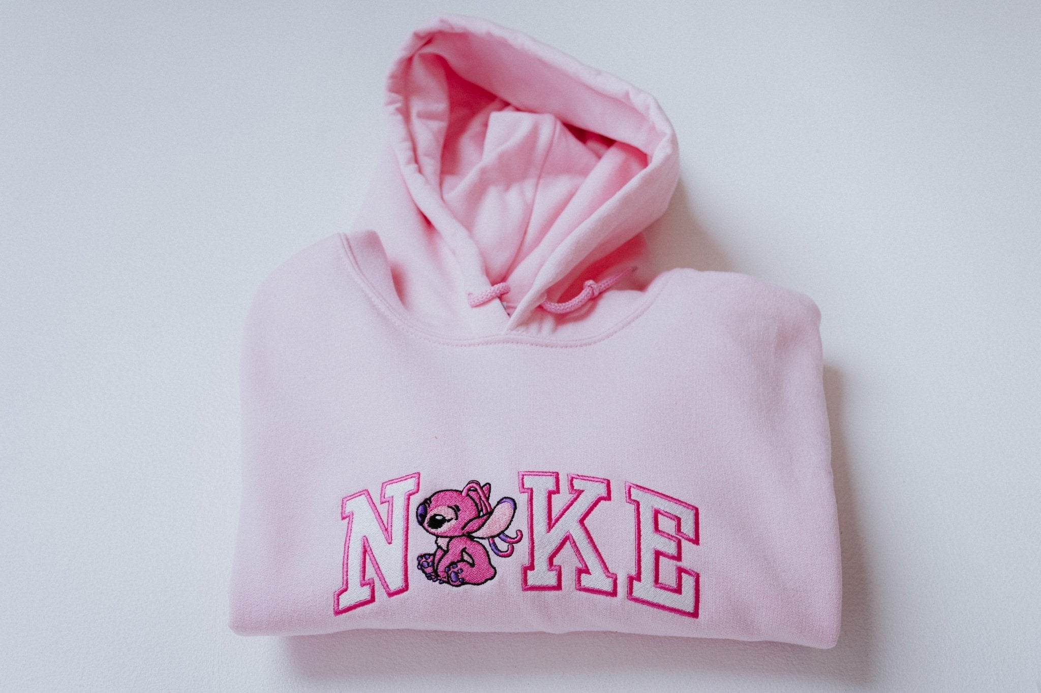 Rózsaszín hímzett pulóver pink betűkkel és koala űrlény mintával – prémium páros pulcsi romantikus ajándék pároknak