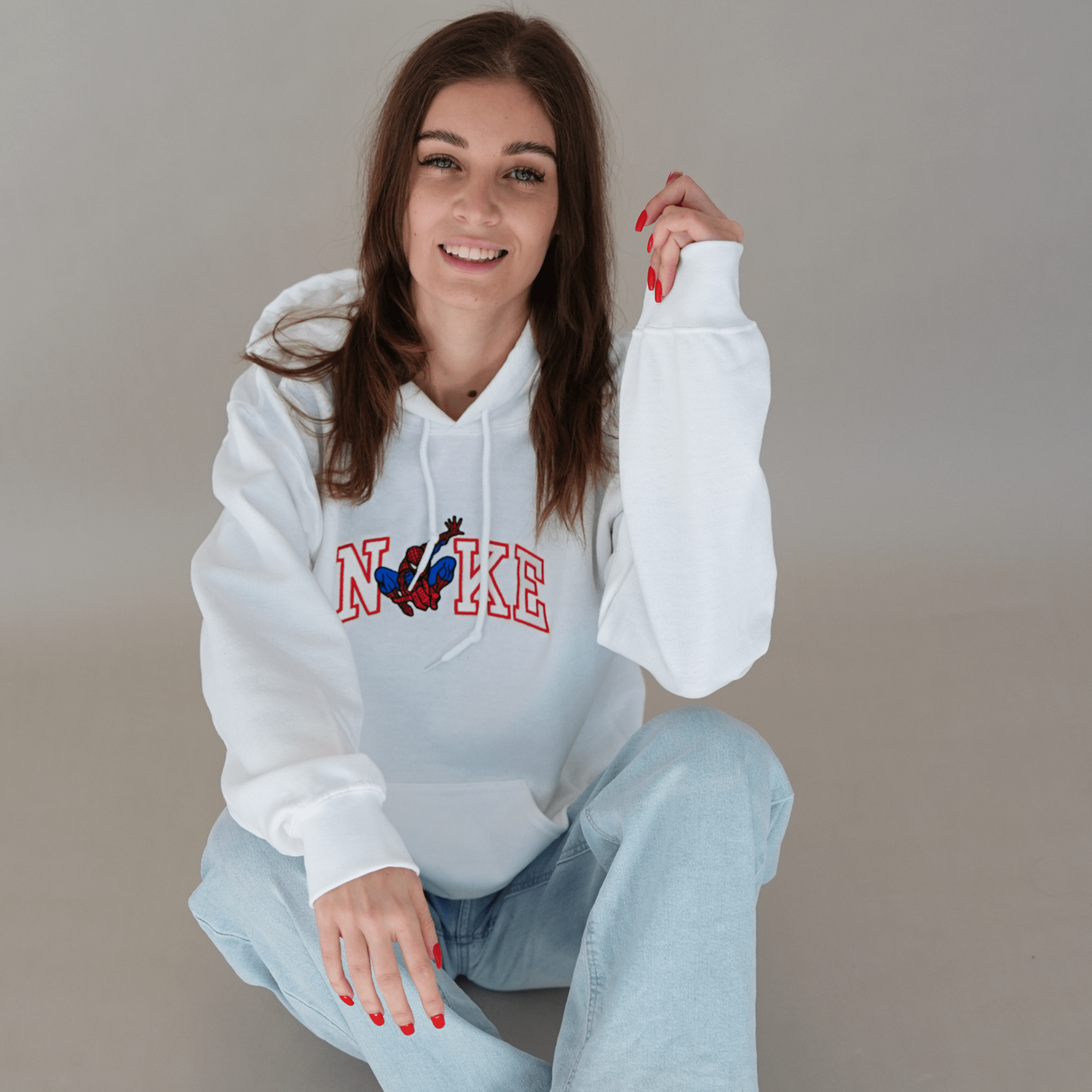 Fehér hímzett pulóver piros és kék mintával – prémium kényelmes stílus mindennapokra