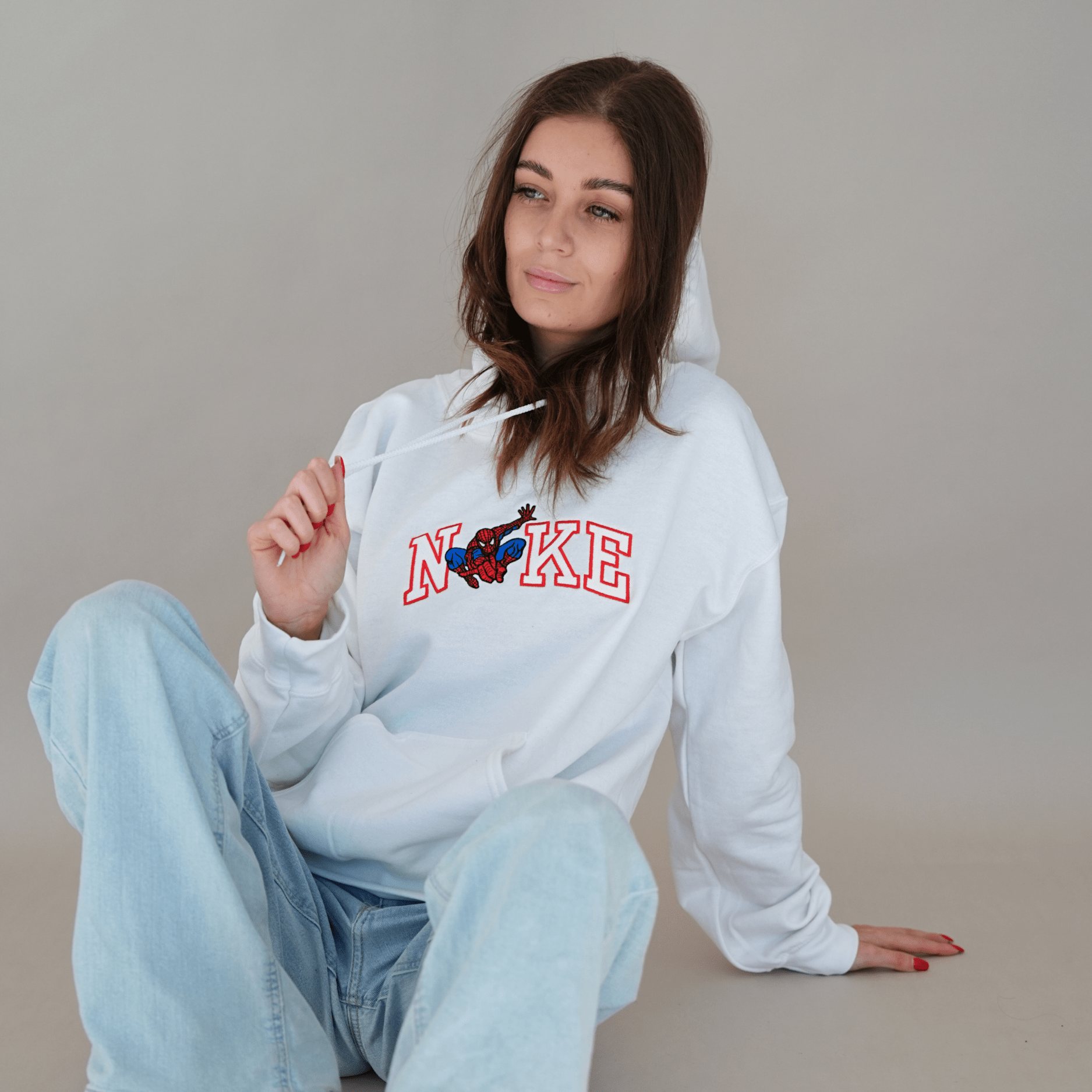 Fehér hímzett pulcsi piros betűkkel és kék mintával – stílusos és kényelmes választás pároknak