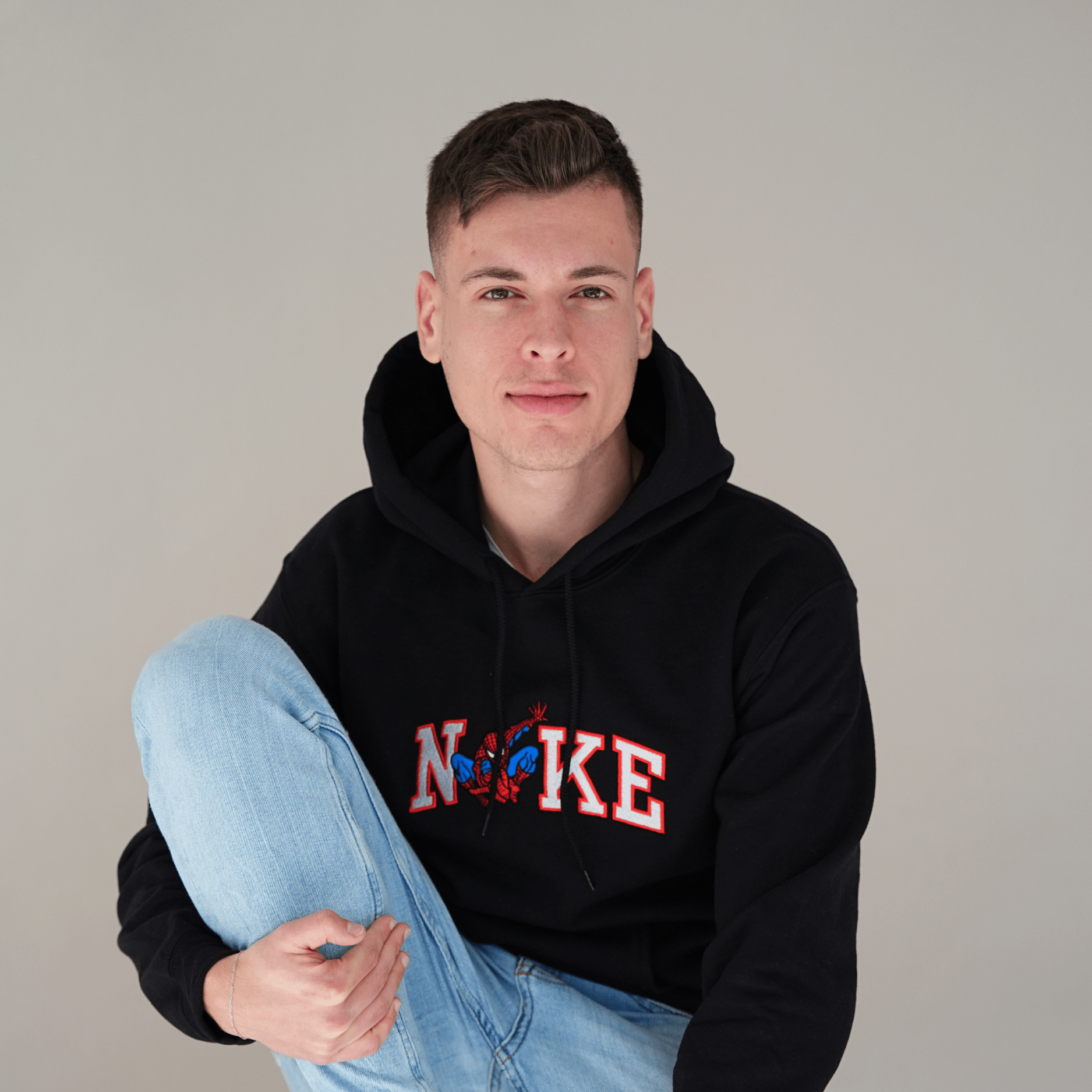 Fekete hímzett pulóver piros betűkkel és pók mintával – prémium páros pulcsi stílusos férfiaknak