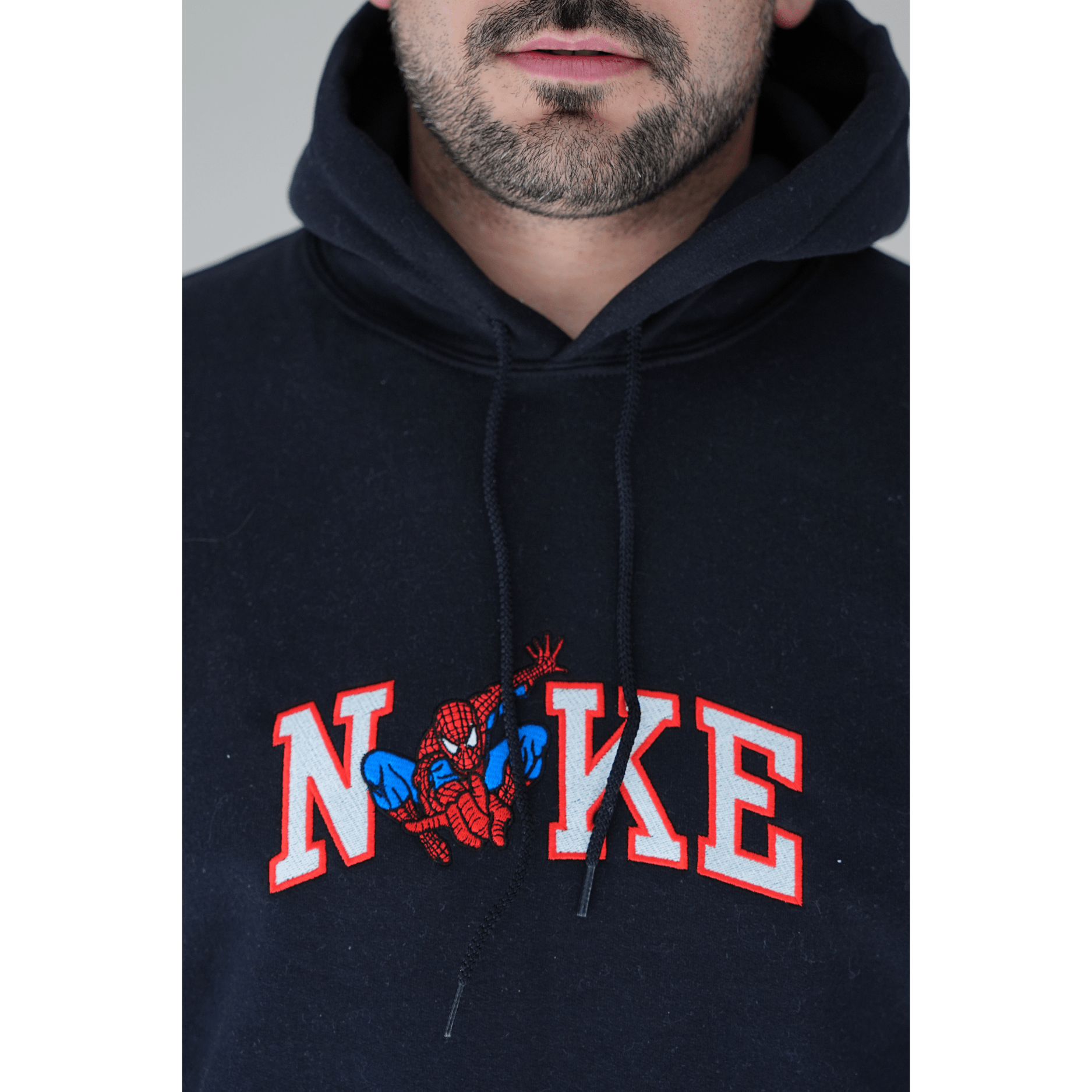 Fekete hímzett pulóver piros betűkkel és Pókember mintával – egyedi hímzett páros pulcsi ajándék pároknak