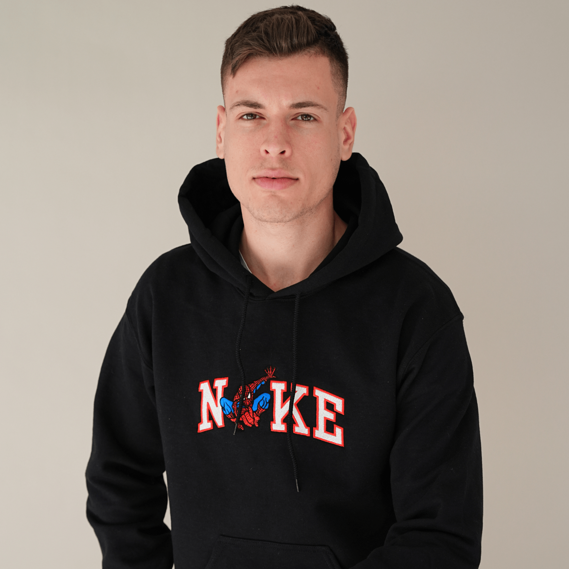 Fekete hímzett pulóver piros betűkkel és pók mintával – vagány, egyedi páros pulcsi ajándék pároknak