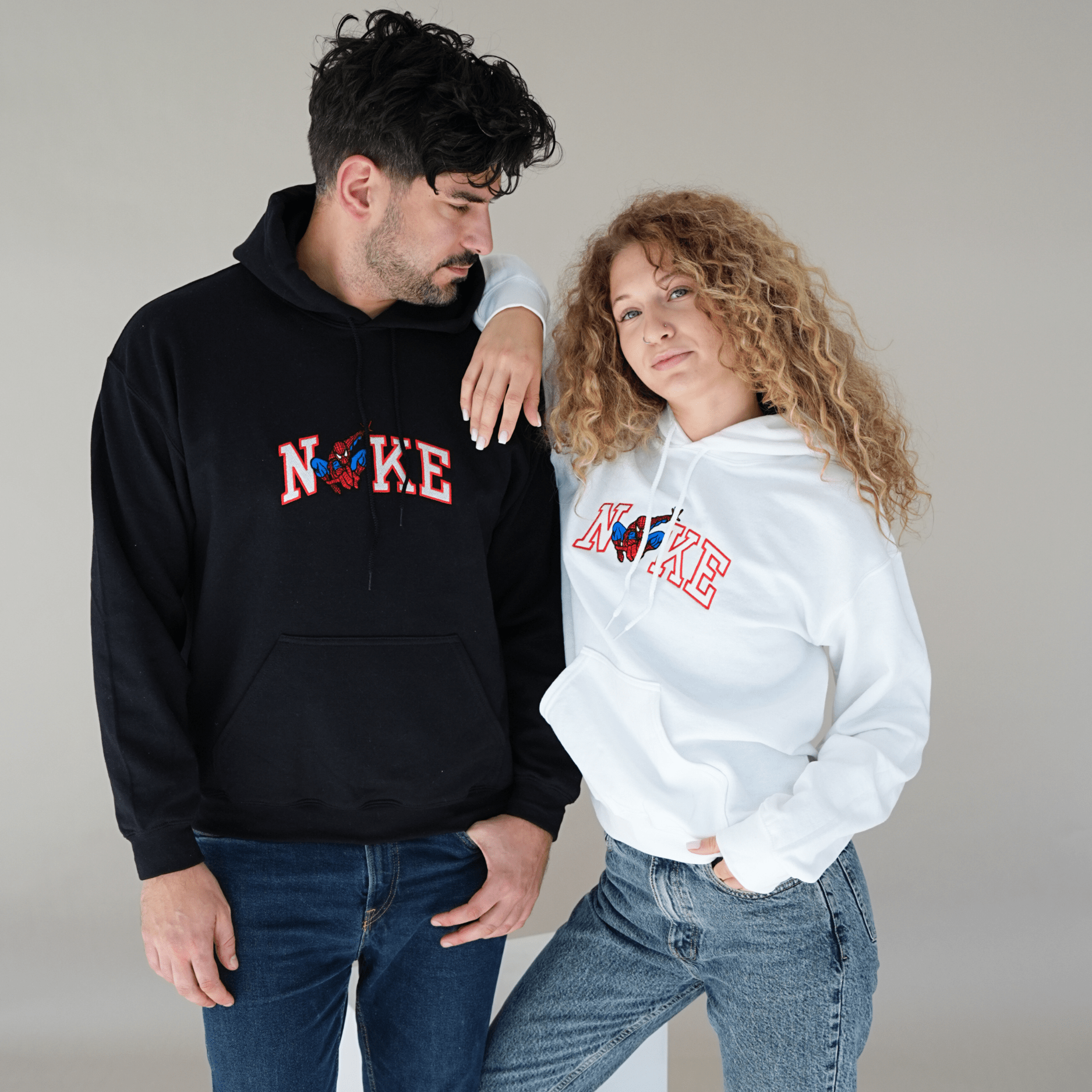 Páros hímzett pulóverek pókhős mintával – fehér és fekete matchy hoodie szett, tökéletes ajándék pároknak