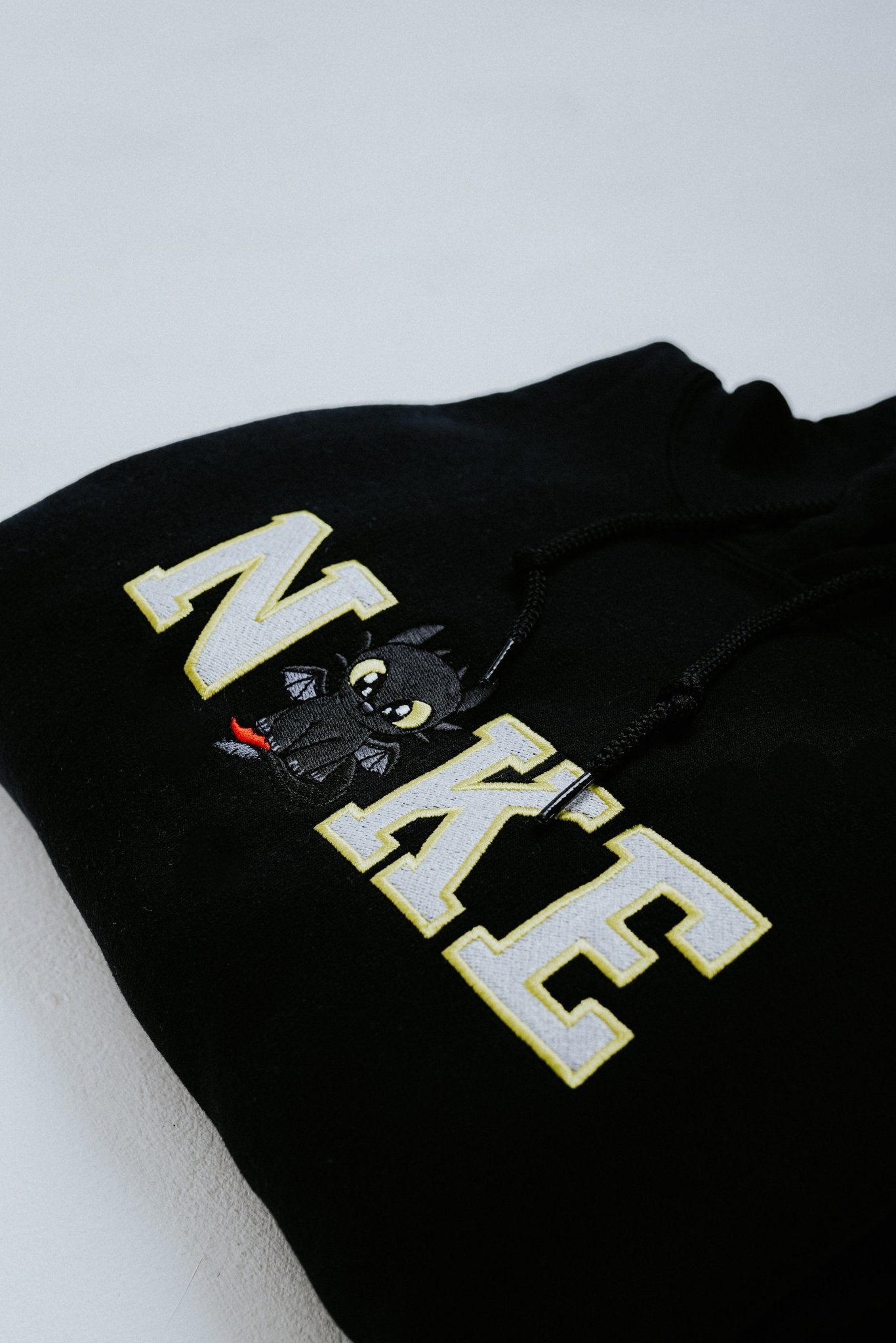 Fekete hímzett pulóver zöld betűkkel és sárkány mintával – prémium páros pulcsi ajándék pároknak