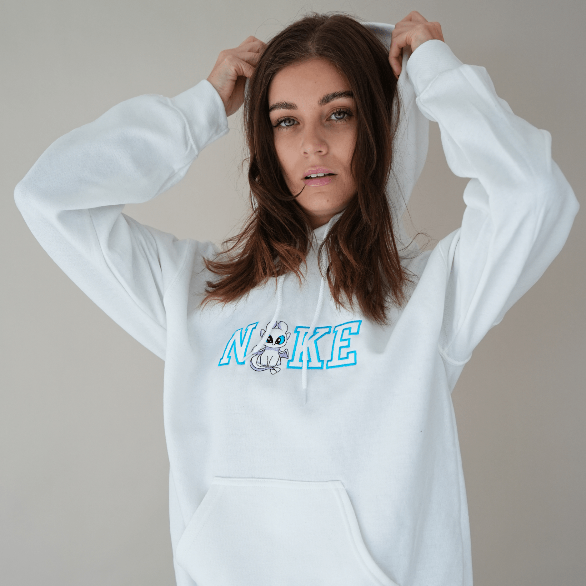 Fehér hímzett pulóver kék betűkkel és sárkány mintával – aranyos páros pulcsi ajándék pároknak