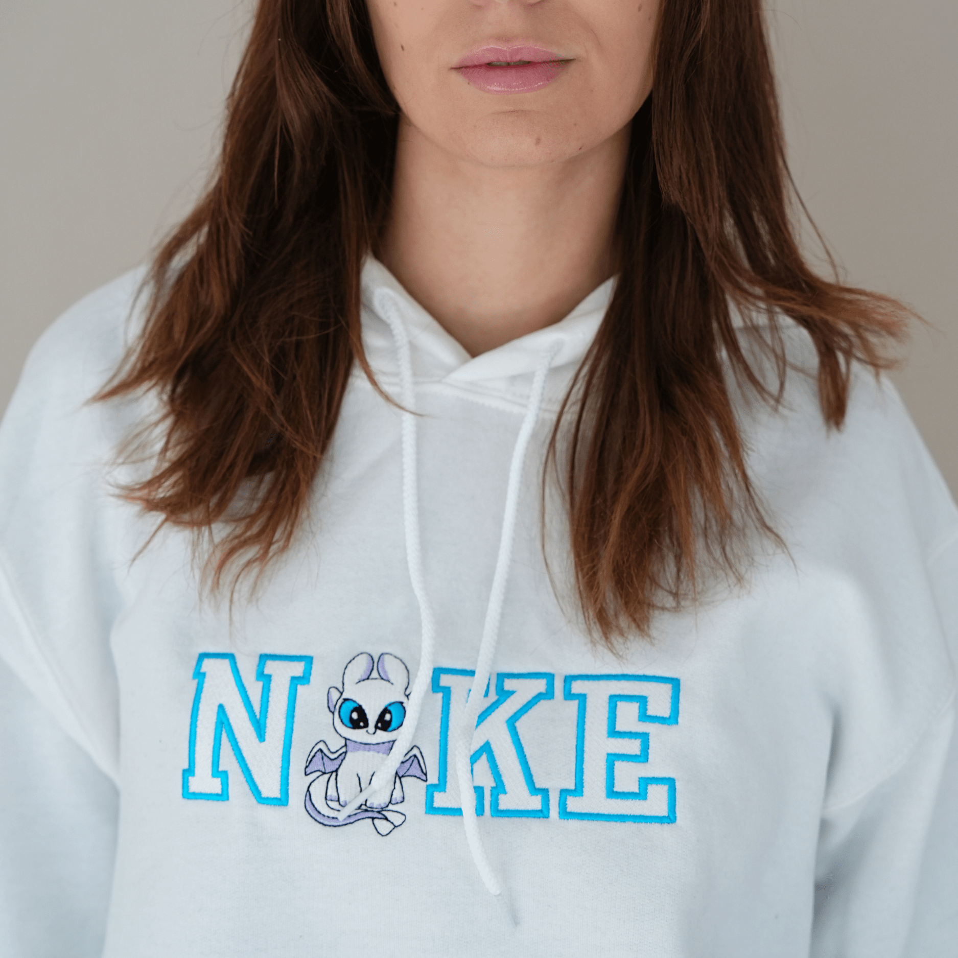 Fehér hímzett pulóver kék betűkkel és sárkány mintával – egyedi páros pulcsi ajándék szerelmeseknek