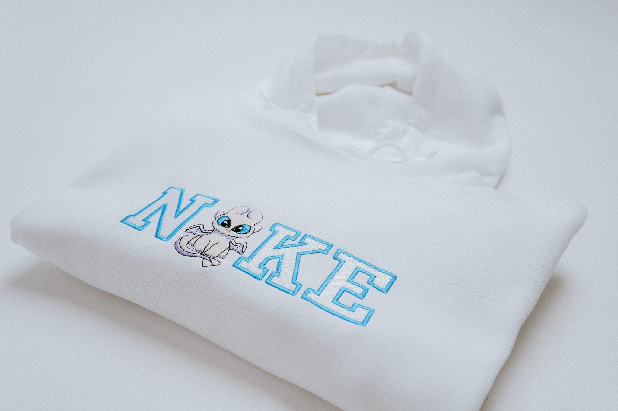 Fehér hímzett pulóver kék betűkkel és világos sárkány mintával – prémium páros pulcsi ajándék szerelmeseknek