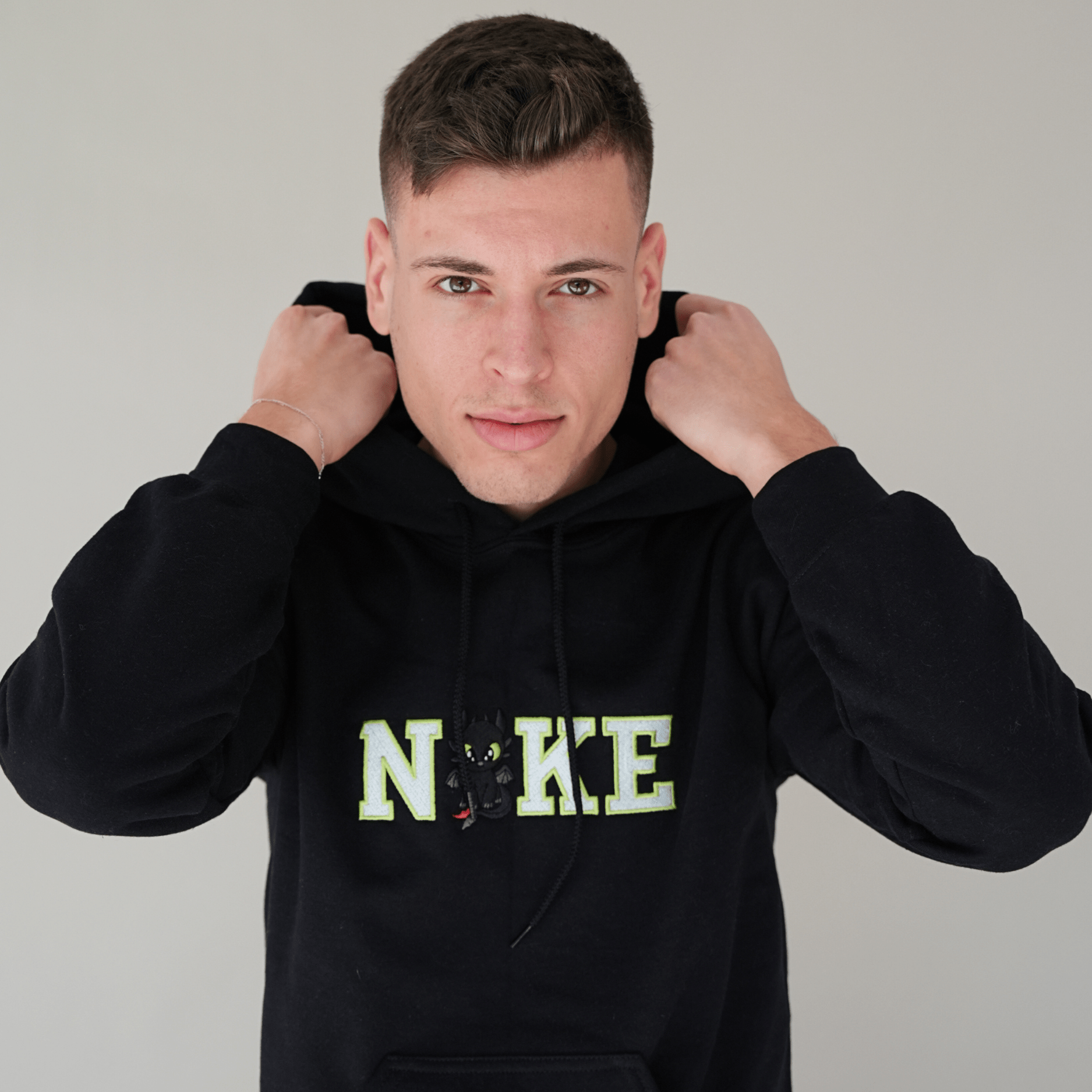 Fekete hímzett pulóver zöld betűkkel és sárkány mintával – vagány, egyedi páros pulcsi ajándék pároknak