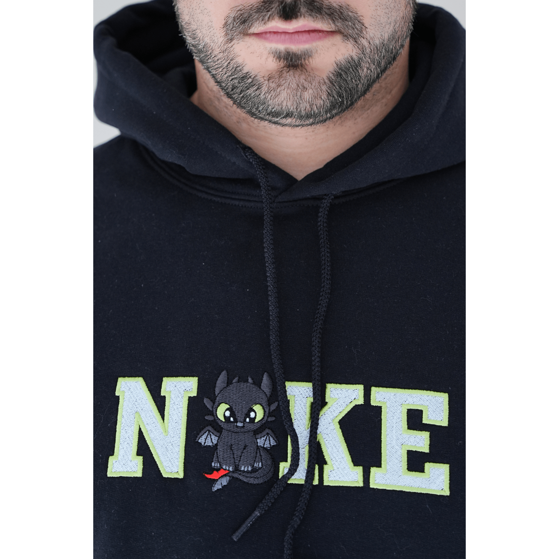 Fekete hímzett pulóver aranyos sárkány mintával – egyedi hímzett páros pulcsi ajándék pároknak