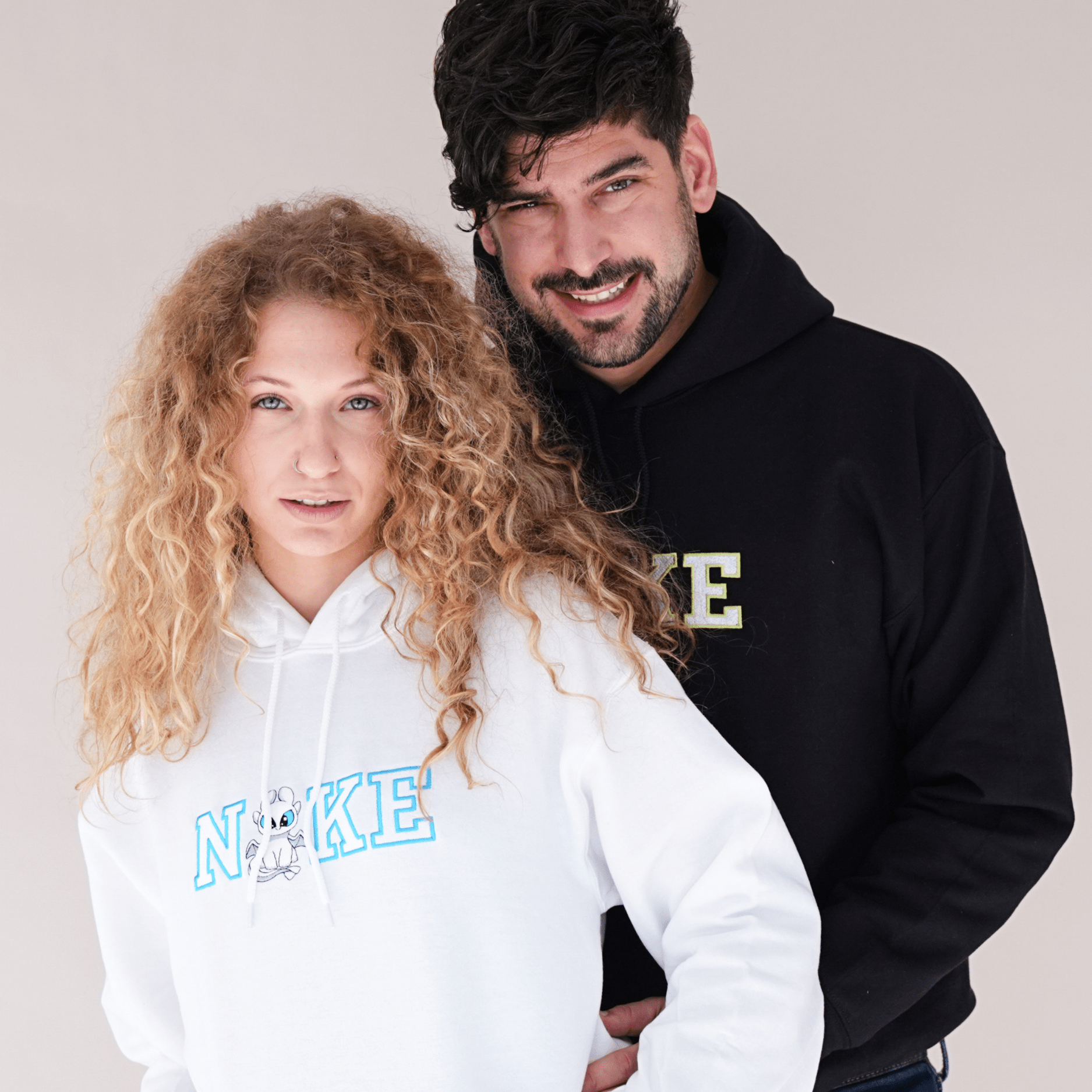 Páros hímzett pulóverek sárkány mintával – fekete és fehér matchy kapucnis pulcsi szerelmeseknek