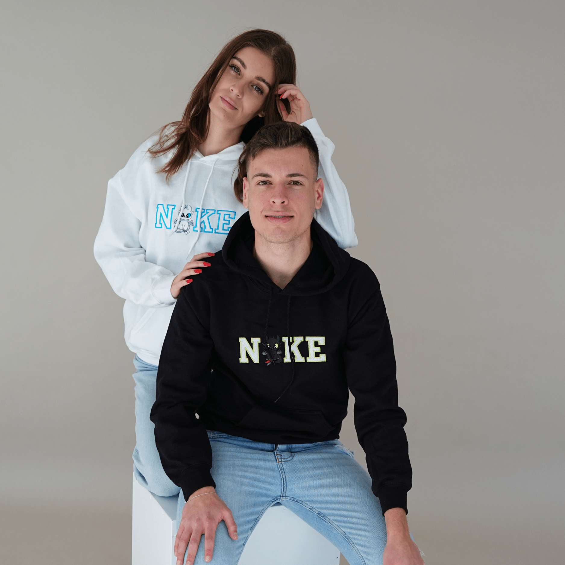 Páros hímzett pulóverek sárkány mintával – fekete és fehér matchy pulcsi tökéletes ajándék pároknak