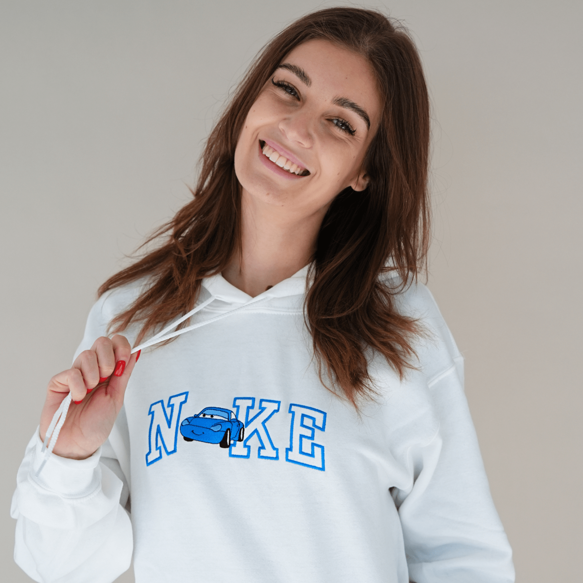 Fehér hímzett pulóver kék betűkkel és autó mintával – vidám páros pulcsi ajándék pároknak