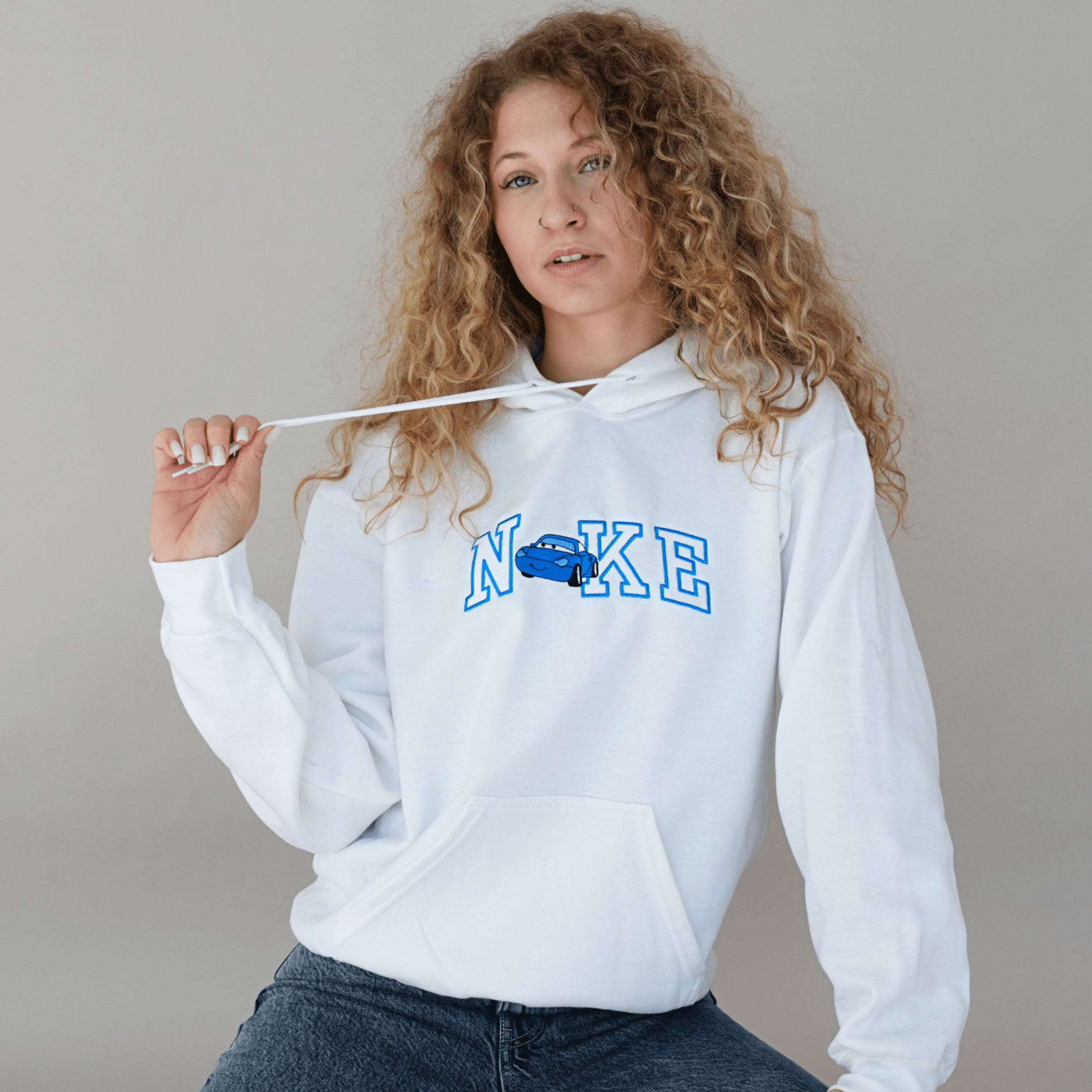 Fehér hímzett pulóver kék betűkkel és autó mintával – páros pulcsi ajándék pároknak