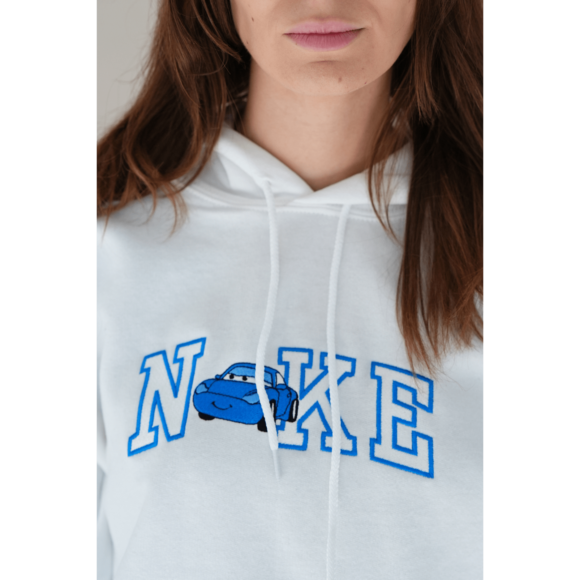 Fehér hímzett pulóver kék betűkkel és autó mintával – egyedi páros pulcsi autórajongó pároknak
