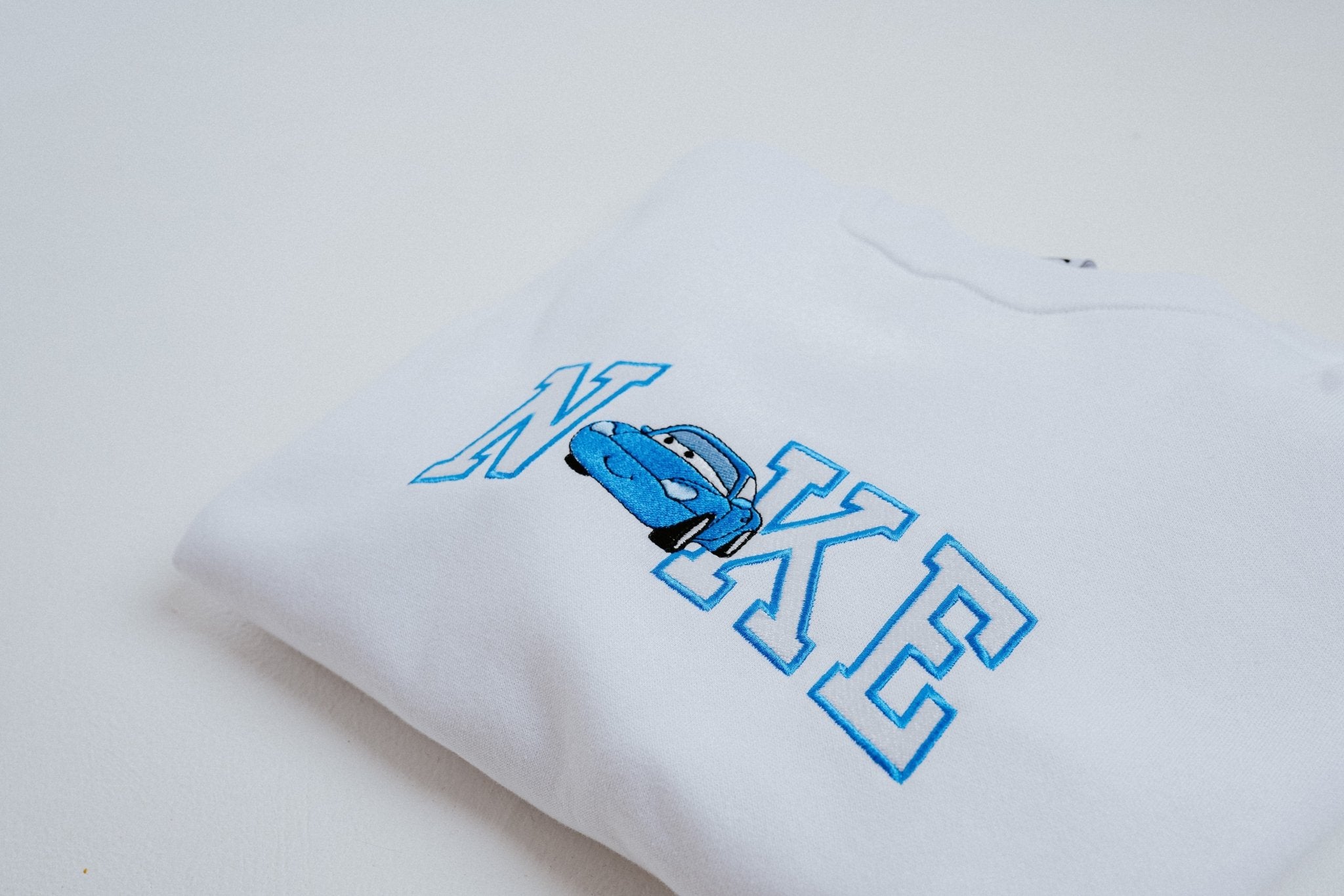 Fehér hímzett pulóver kék betűkkel és autó mintával – prémium minőségű páros pulcsi ajándék szerelmeseknek