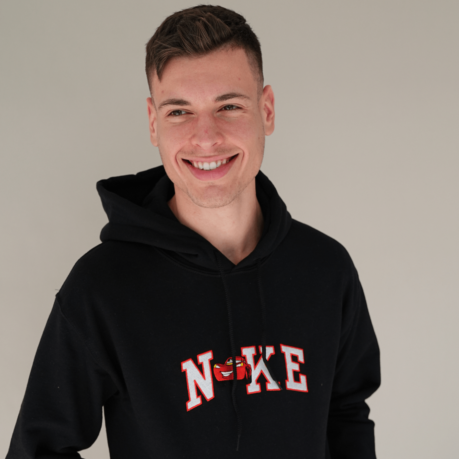 Fekete hímzett pulóver piros betűkkel és autó mintával – vagány páros pulcsi ajándék szerelmeseknek