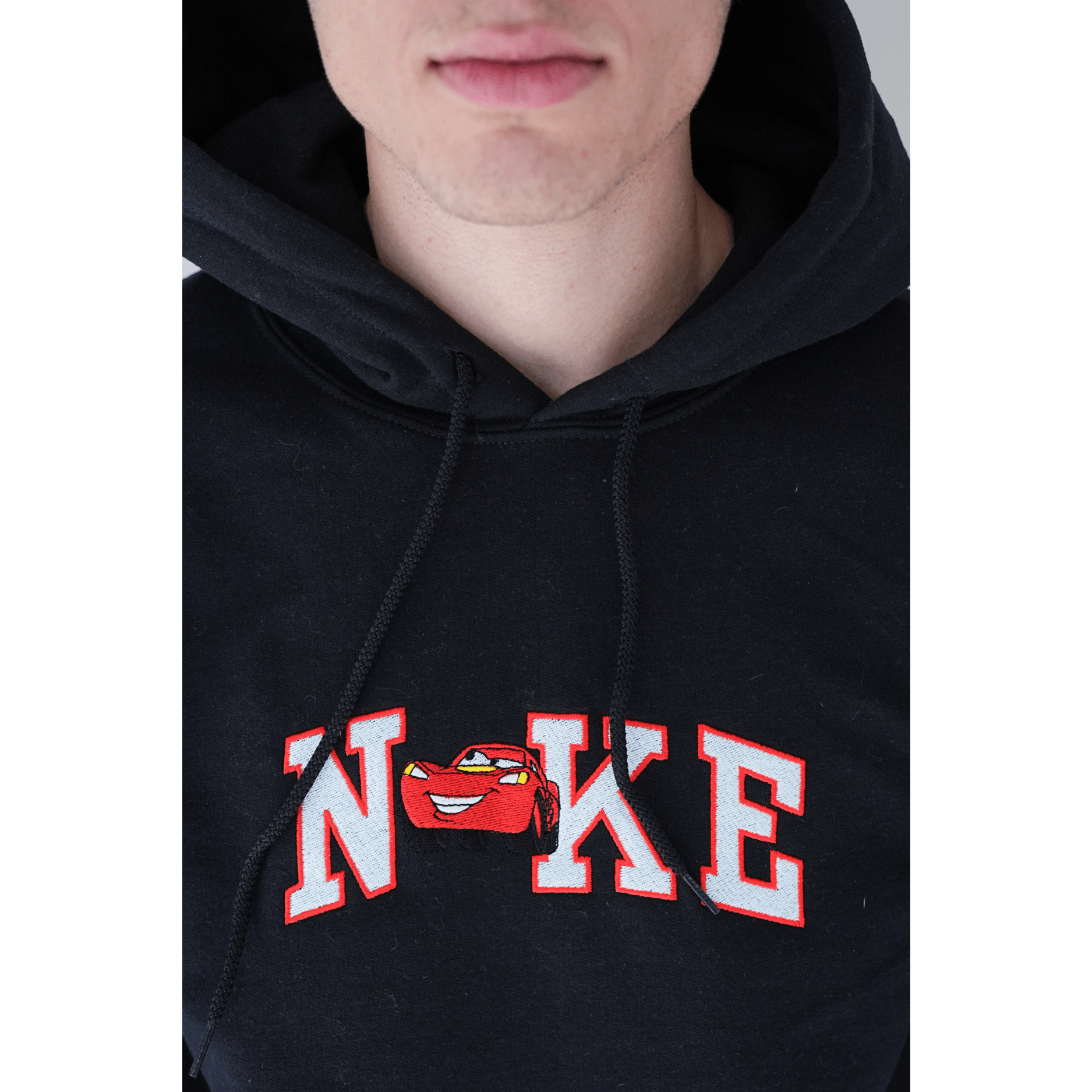 Fekete hímzett pulóver piros betűkkel és piros autó mintával – egyedi páros pulcsi autórajongó pároknak