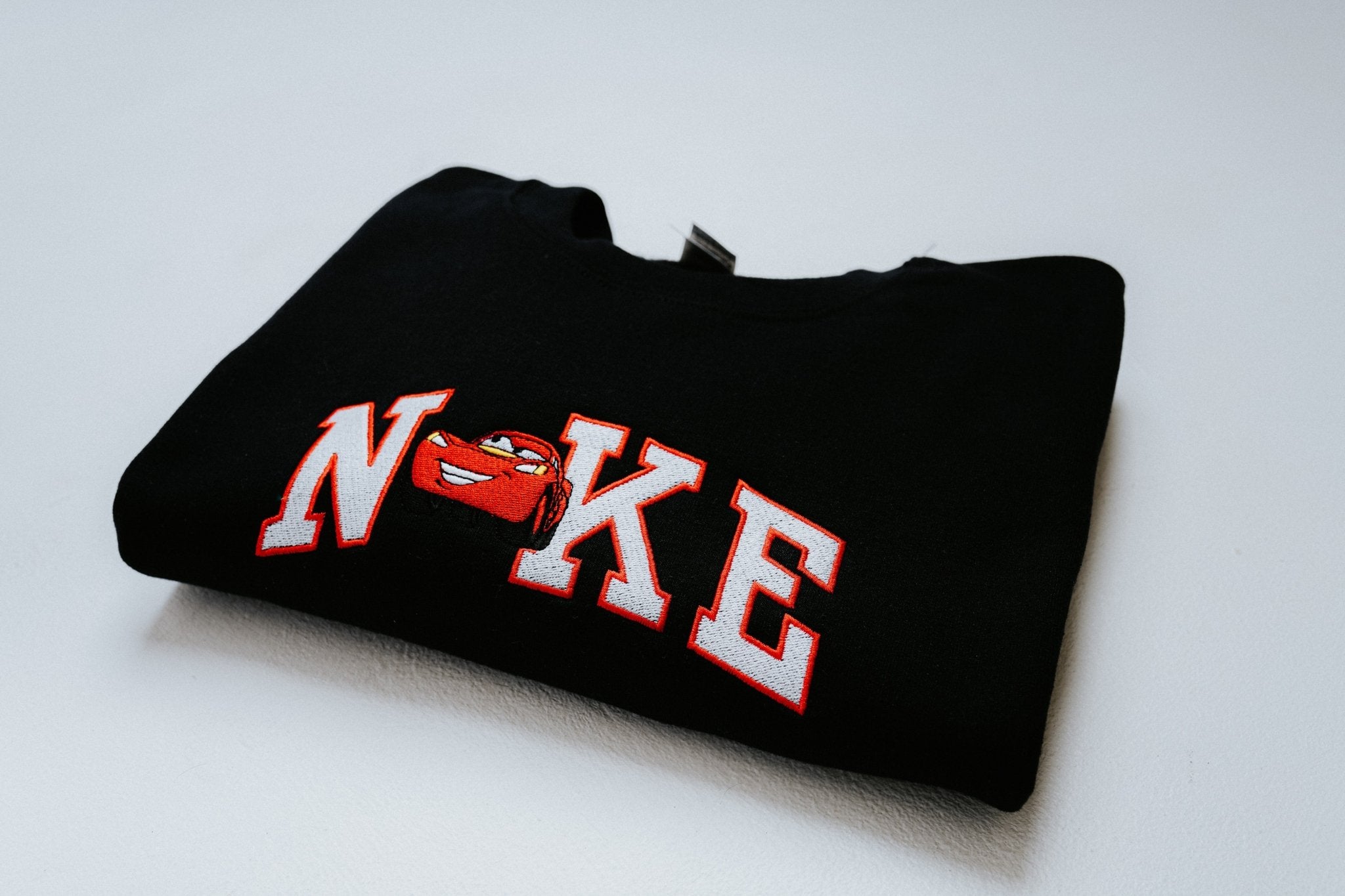 Fekete hímzett pulóver piros betűkkel és autó mintával – prémium páros pulcsi ajándék szerelmeseknek