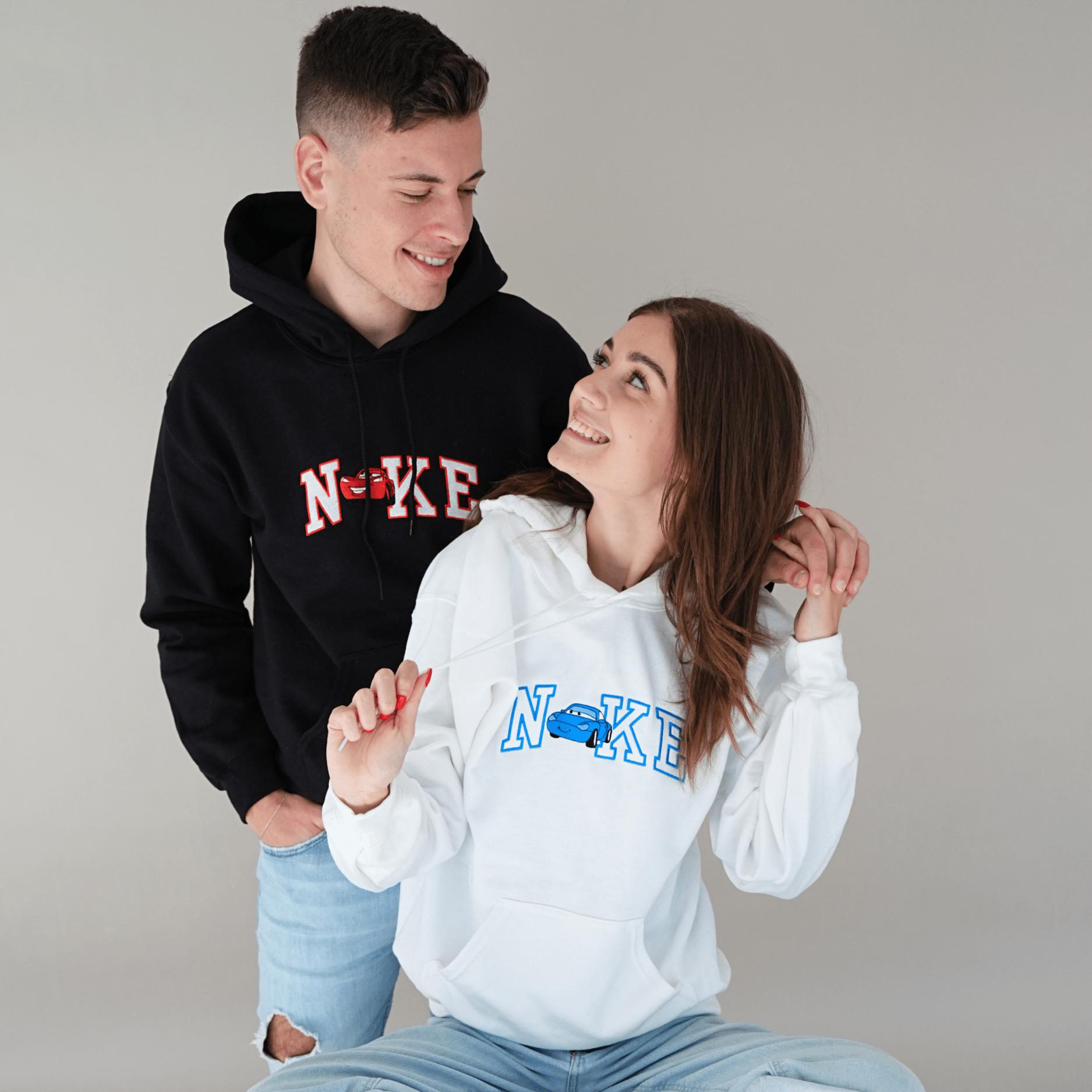 Páros hímzett pulóverek autó mintával – fekete és fehér matchy pulcsi romantikus ajándék pároknak