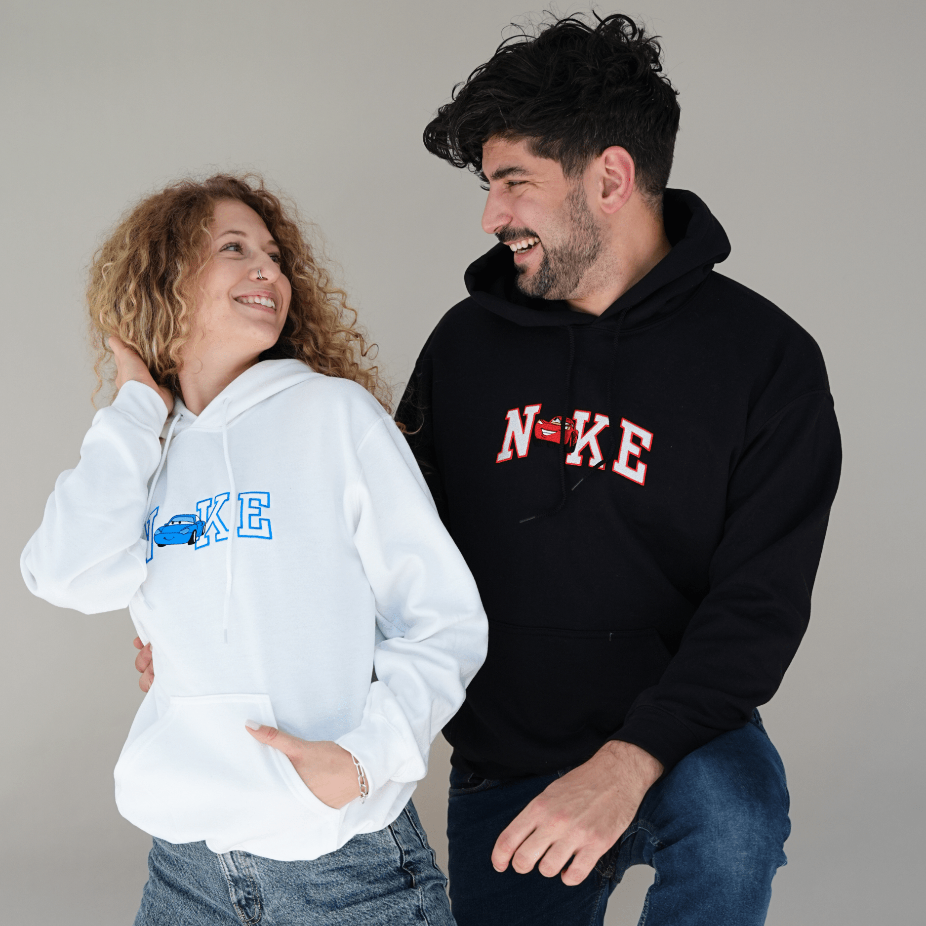 Páros hímzett pulóverek autó mintával – fekete és fehér matchy pulcsi tökéletes ajándék szerelmes pároknak