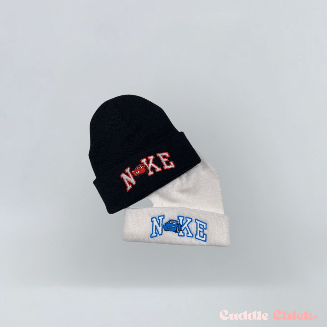 Páros hímzett sapkák fekete és fehér autó mintával – stílusos matchy ajándék pároknak

