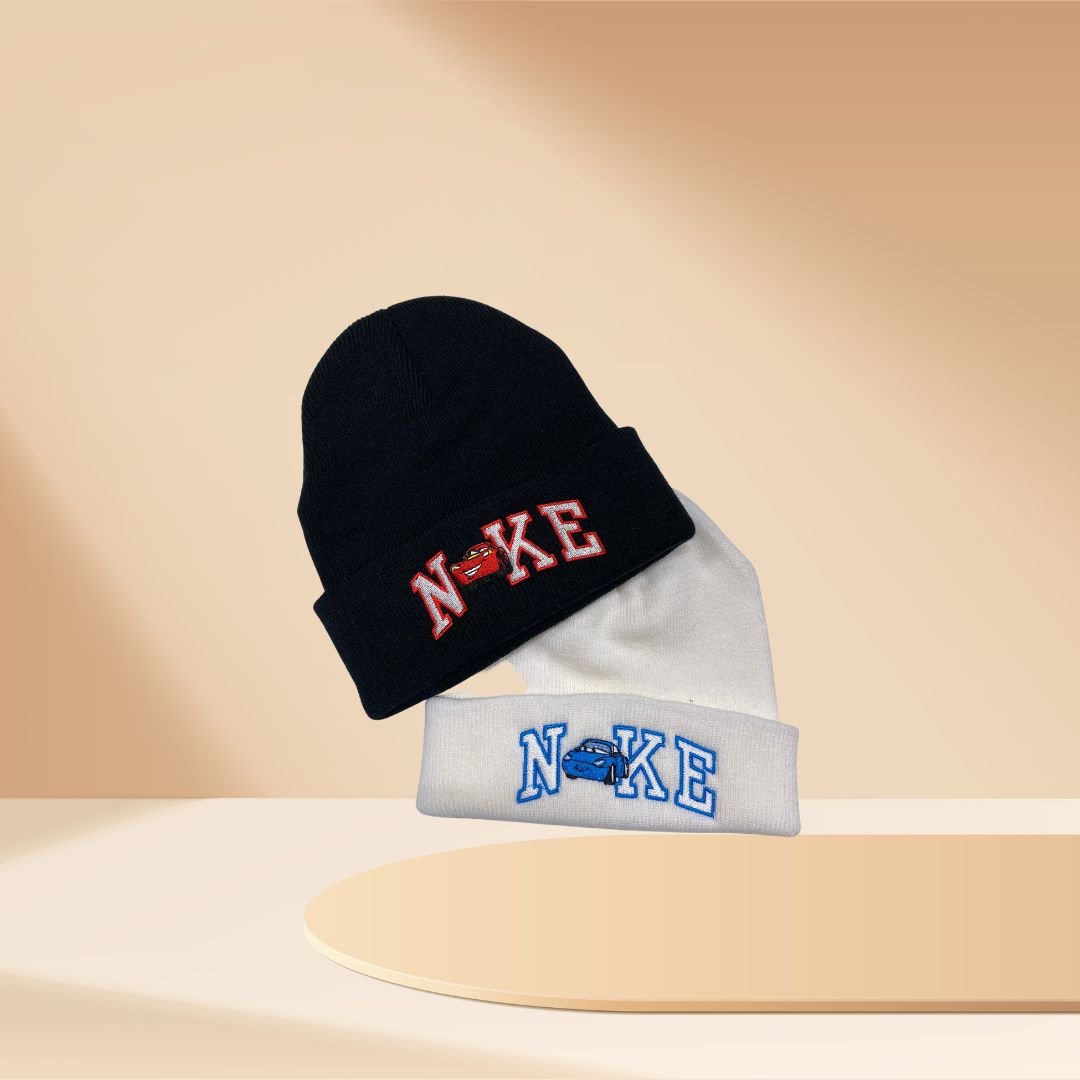 Páros hímzett sapkák fekete és fehér autó mintával – prémium matchy ajándék szerelmes pároknak